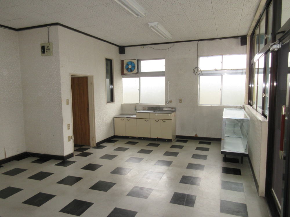 八代市 不動産 永碇町 永碇町貸店舗・事務所A 賃料月額3万円 ワンフロア 駐車場一台分有(無料) バイク・スクーター駐車スペース有り 松健