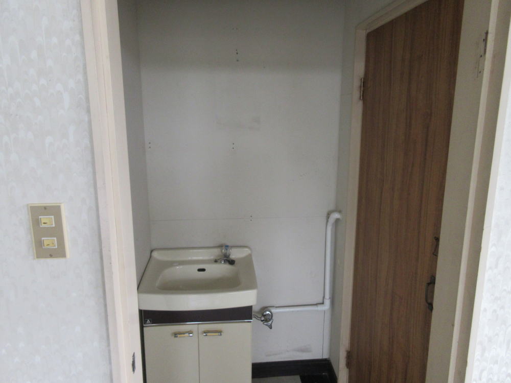 八代市 不動産 永碇町 永碇町貸店舗・事務所A 賃料月額3万円 ワンフロア 駐車場一台分有(無料) バイク・スクーター駐車スペース有り 松健